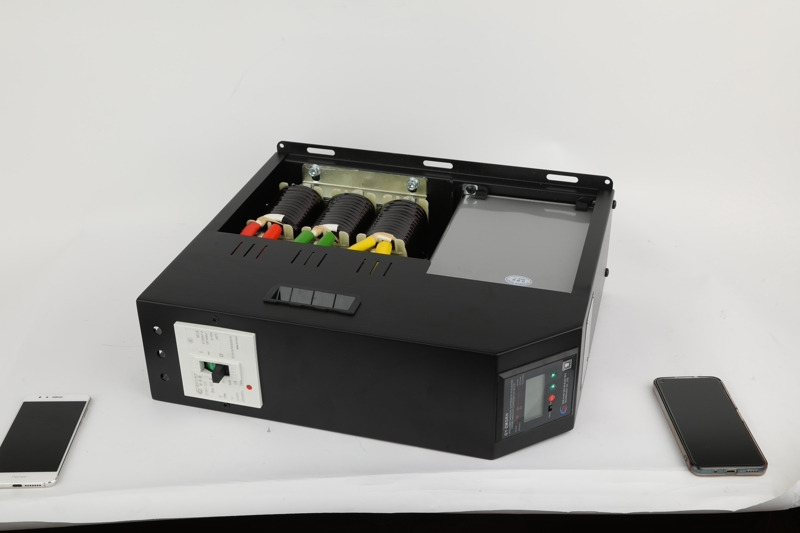 Hoe stellen intelligente condensatoren compensatiepanelen in staat zich automatisch aan te passen aan laadwijzigingen en de reactieve vermogenscompensatie te optimaliseren?