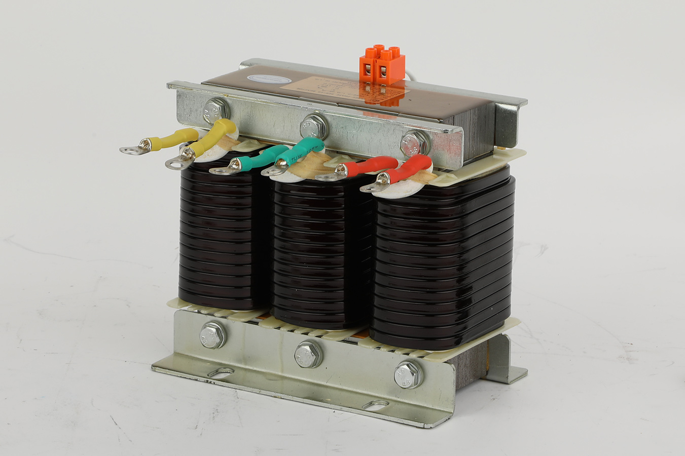 Hoe kunnen we een ontstemmingsreactor op de juiste manier dimensioneren om condensatorbescherming te garanderen zonder de compensatiecapaciteit in gevaar te brengen?