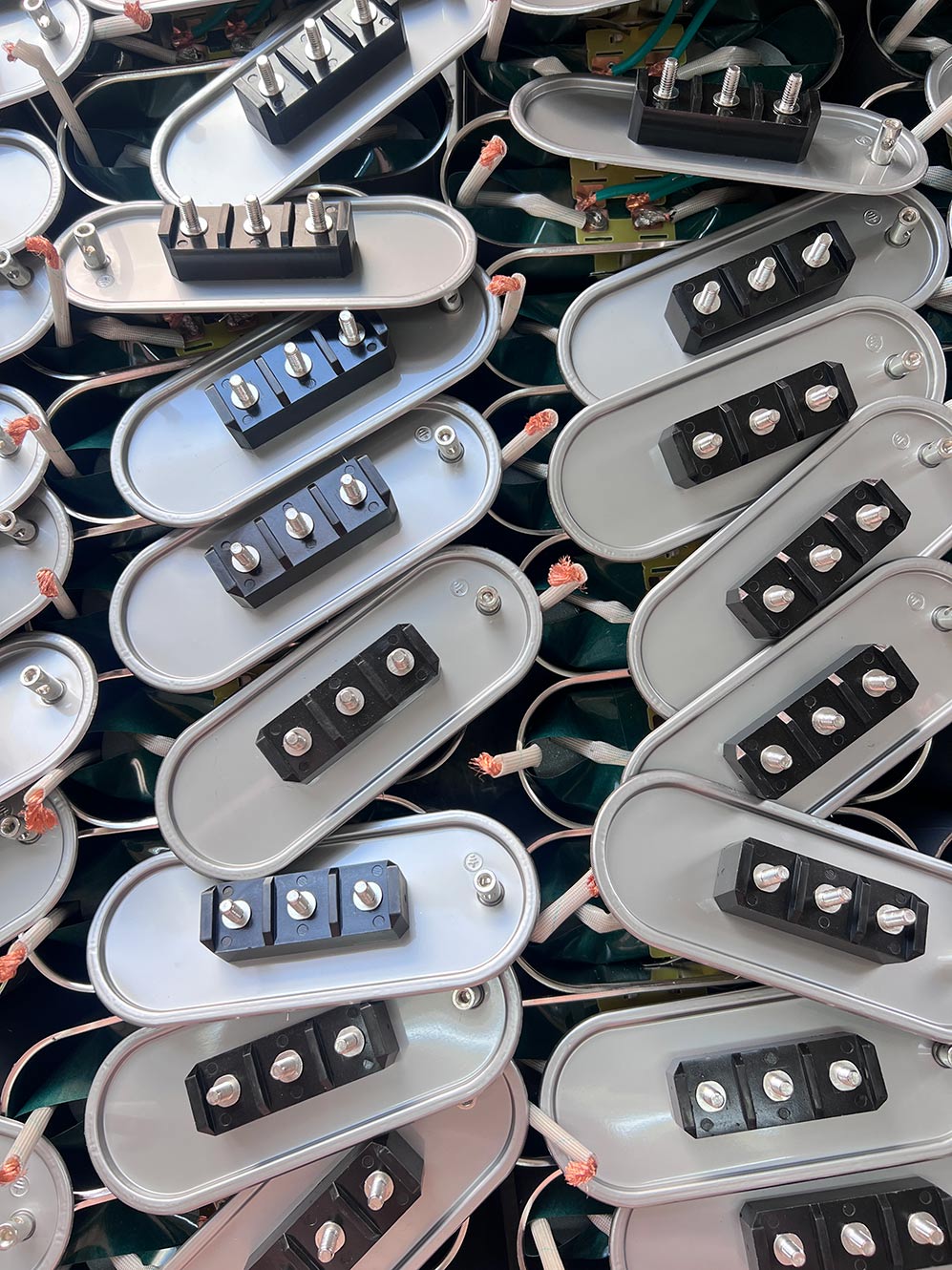 Wat is de betekenis van koppelwaarden bij het aansluiten van condensatorvoedingsterminals, en wat zijn de risico's van onjuist vastdraaien?