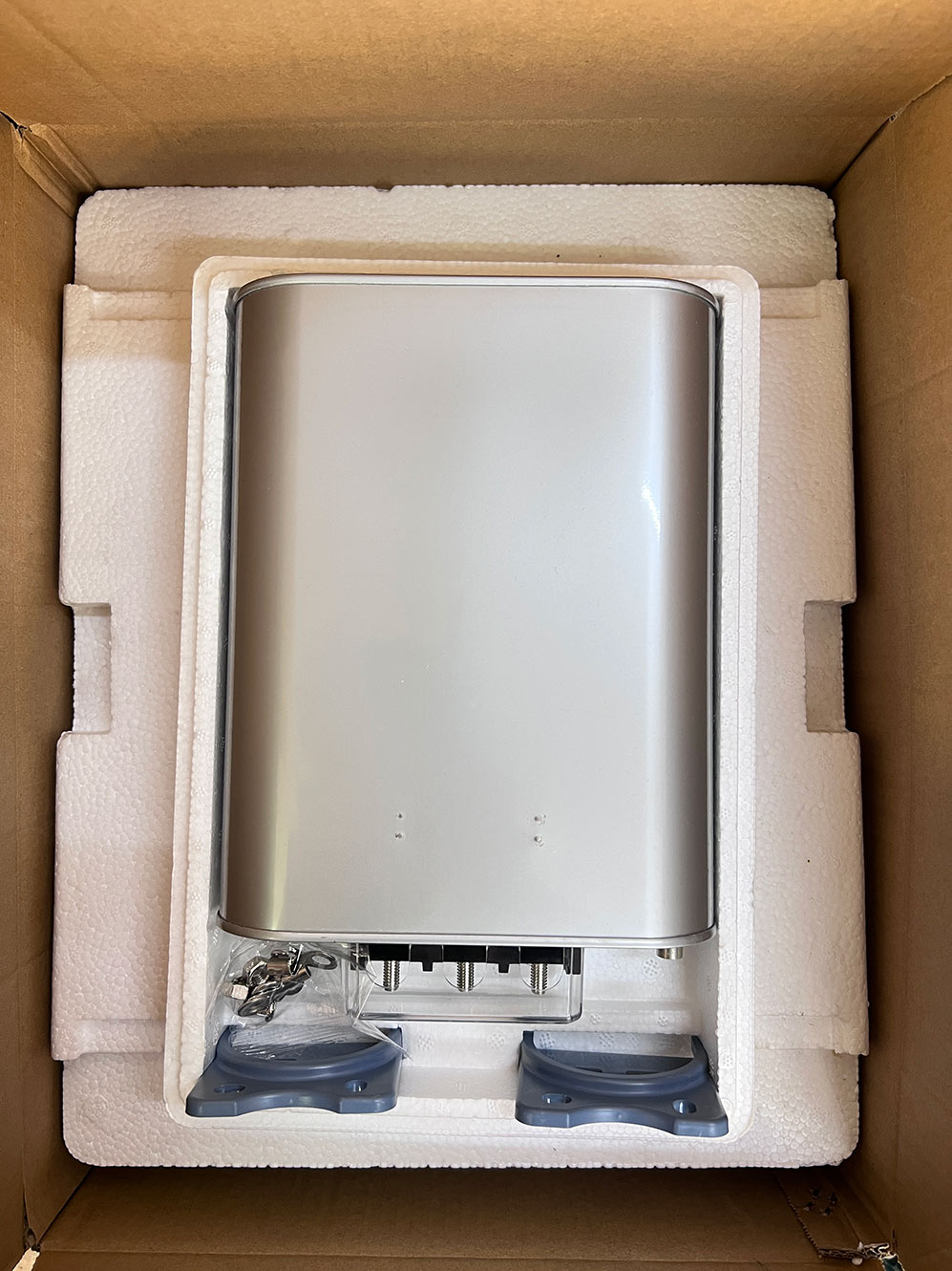 Wat zijn de essentiële controles tijdens de inbedrijfstelling ter plaatse van nieuwe condensatoren?